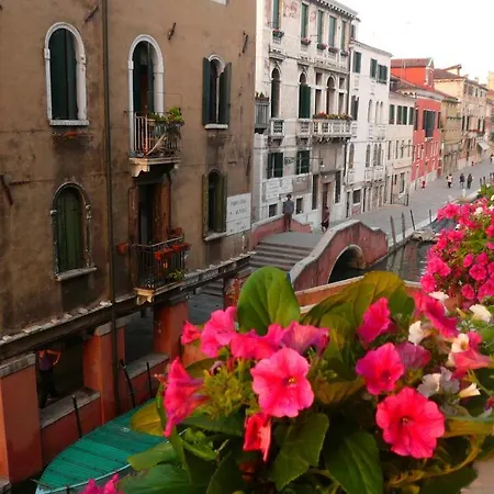 At Leonard Venice