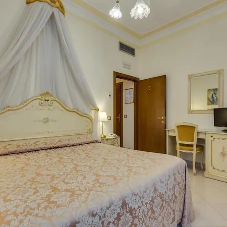 At Leonard Hotel Venice