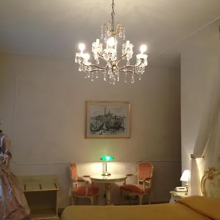 At Leonard Hotel Venise