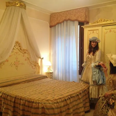 At Leonard * Venetië
