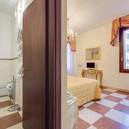 Hotel At Leonard *