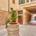 At Leonard Βενετία