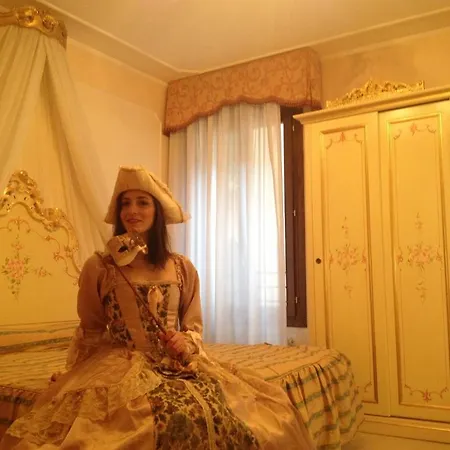 Отель At Leonard *