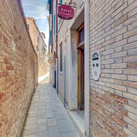 At Leonard Отель